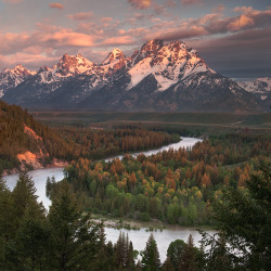 visitheworld:Snake River Overlook, Wyoming / USA (by   Coulter Sunderman).