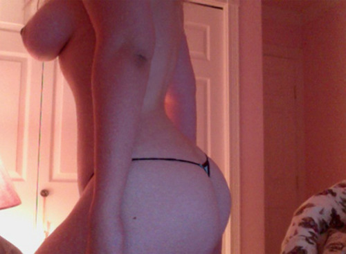 lolipie:  I don’t wanna get outta bed. Early morning nudes. ヾ(｡･ω･)ｼ