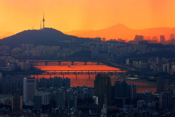 travelingcolors:  Sunset view of Seoul | South Korea (by Lee Inhwan)