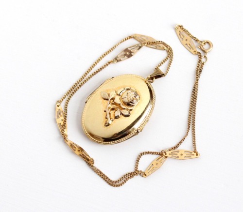 teddybearheart:Gold rose locket