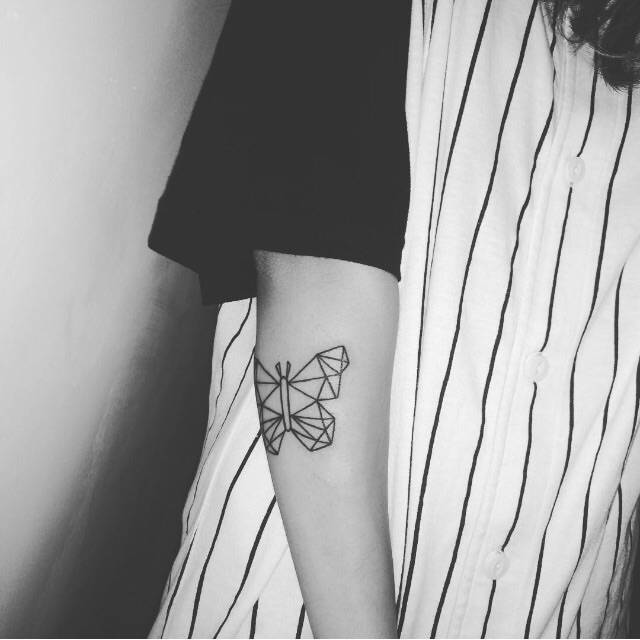 b-w-p-h-o-t-o-s:  cutelittletattoos:  Polygon style butterfly on Yuval’s forearm.
