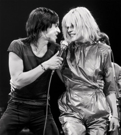 vaticanrust:Iggy Pop and Debbie Harry on stage, 1980.