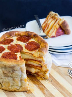12rugby:  nom-food:  The pizza cake  I want one!