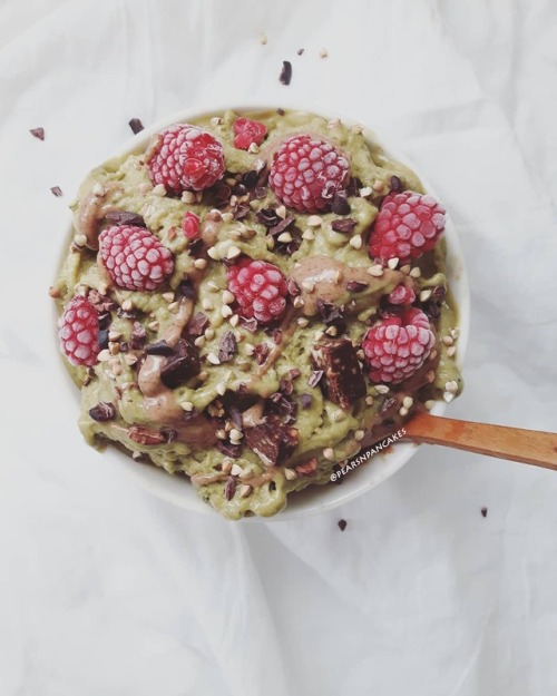 Adjusting myself to my new blender is taking quite a while 🙈 but so freaking worth it cuz i get to have yummy nice cream bowls like this one for breakfast 🤗❤
So… onto the deliciousness in this bowl or as i like to call it the •▪• ‘Passion Matcha’...