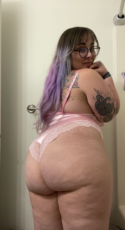 clovrfieldd:happy fat ass friday bbs 💓