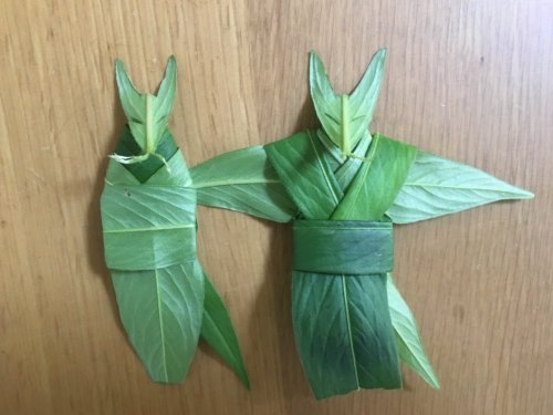 Kitsune no yomeiri (fox wedding procession) characters, made from leaves by @kusabanaasobi. I love t