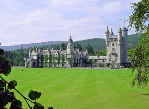 mylittledreamhome:  A castle in the country side.