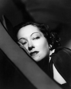 wehadfacesthen: Gloria Swanson, 1932   “Audiences make stars, either they like you or they don’t like you. And if you are liked equally by men and women, you have a longer life than if you are just going to be liked by men.”      painted-face.com