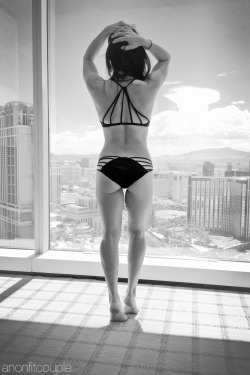 anonfitcouple:  The Mrs showing off on the 52nd floor before heading down to the pool to put on a real show😎