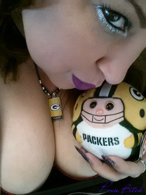 pixie-bitch75:Good Luck luvies, for my GreenBay Packers… I need a WIN Today! Unless you wanna see me
