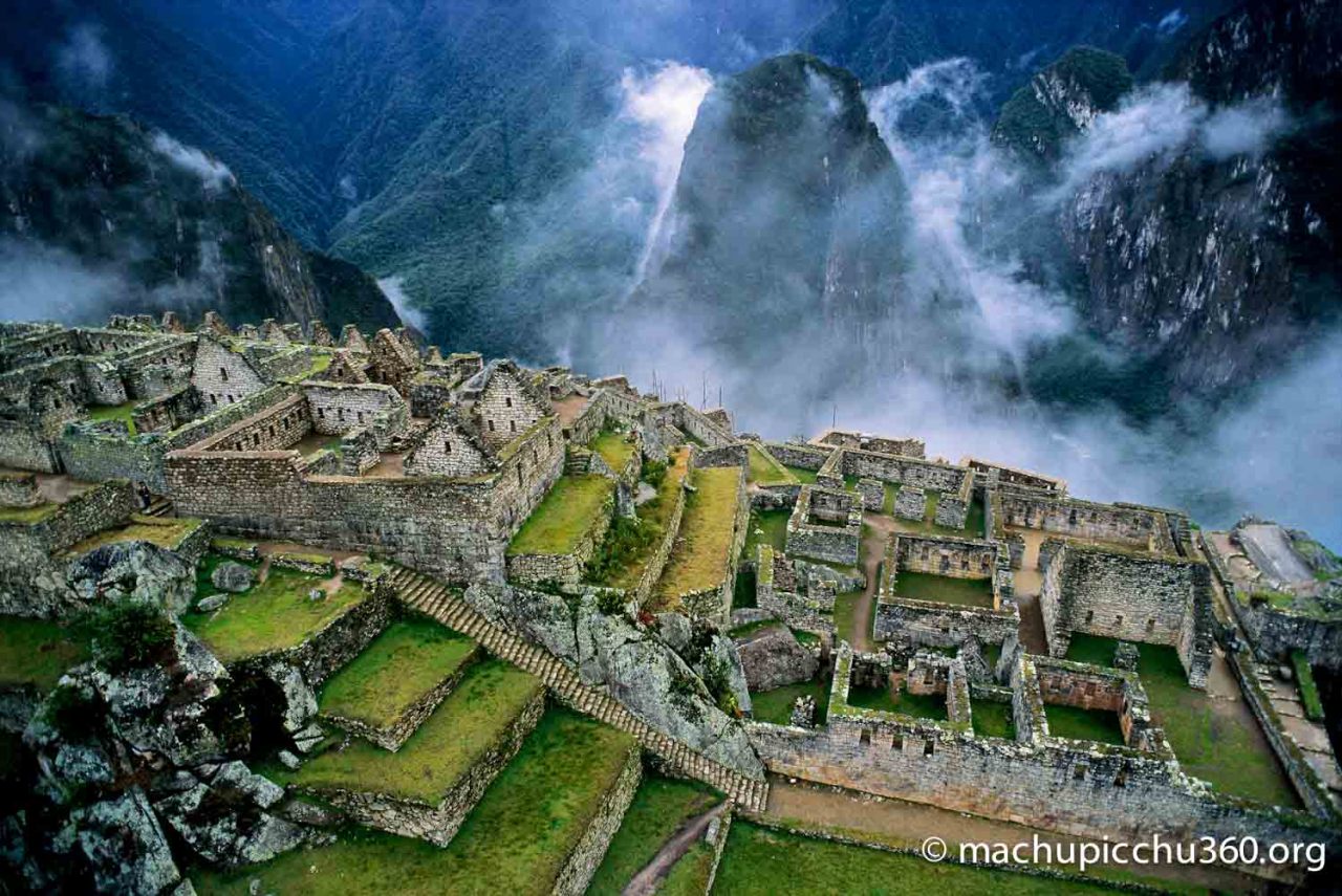 lebullshitdivider:  striperello:  Machu Picchu (del quechua sureño machu pikchu,