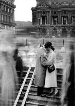 heyheycate:  Le baiser de l'Opera, Robert Doisneau, 1950Baiser passage, Robert Doisneau, 1950