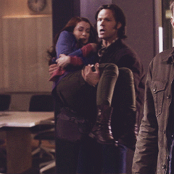 theplaid-wearingmoose:  sweetsamofmine:   #can anyone see his thumb in the second gif??? he’s comforting her and /weeps (via ineednewbooks)  Dean gets to bond with the side characters, Sammy does the heavy lifting.   i would’ve given my left arm
