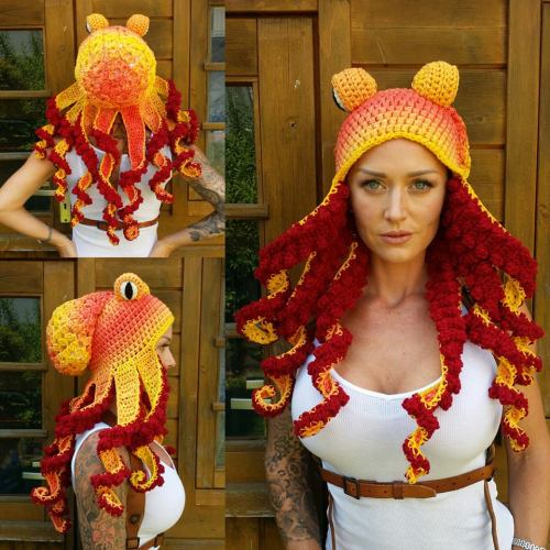 chosenofyffre: bipolar-bubbeleh: ayellowbirds: ark-shifter: halloweencrafts: DIY Crochet Hat Pattern