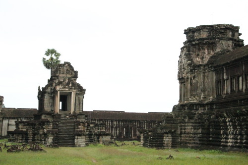 travelandtakephotos:  Inside Angkor Wat 