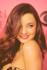 we-should-fuck-now-that-i:  anastacia-grey:  famous hair of the day: Miranda Kerr   ♥