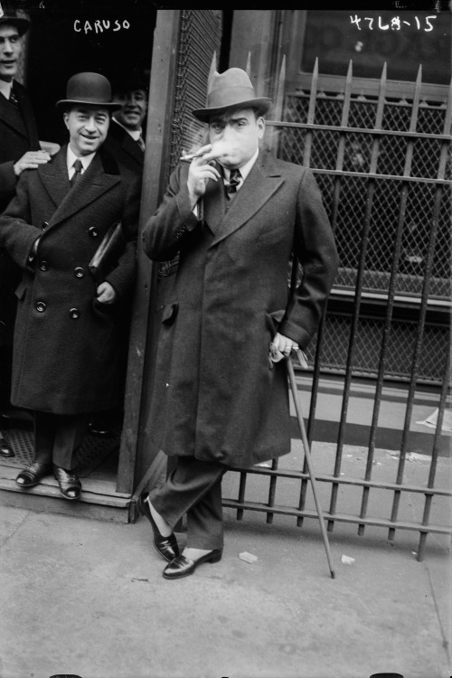 onceuponatown:  New York. Enrico Caruso on Photo Op Duties with Various Gentlemen of the Metropolita