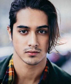 famousfeetofcolor:  Avan Jogia  My GOD. can