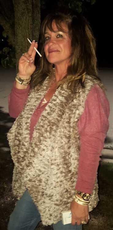 120sexysarah: it’s a good night to be out with my lips painted and my Capri 120′s looking for strang