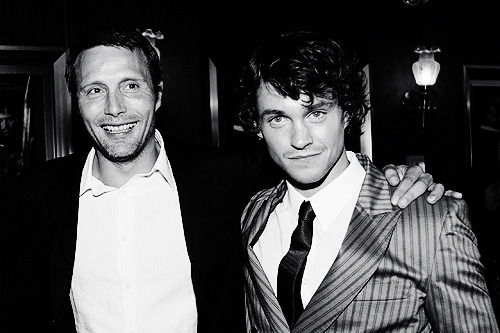 in-libris-libertas:    Hugh Dancy &amp; Mads Mikkelsen  King Arthur world premiere