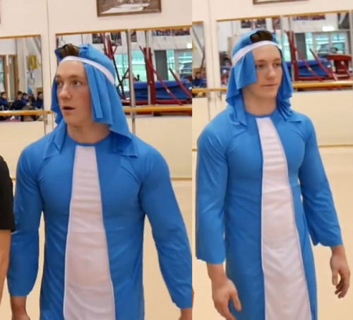 malecelebunderwear:  finelookinguys:Nile Wilson Well I certainly wasn’t expecting that.