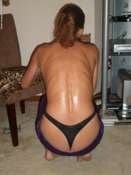 visiblethongbabes4:  Practically her whole thong is exposed …