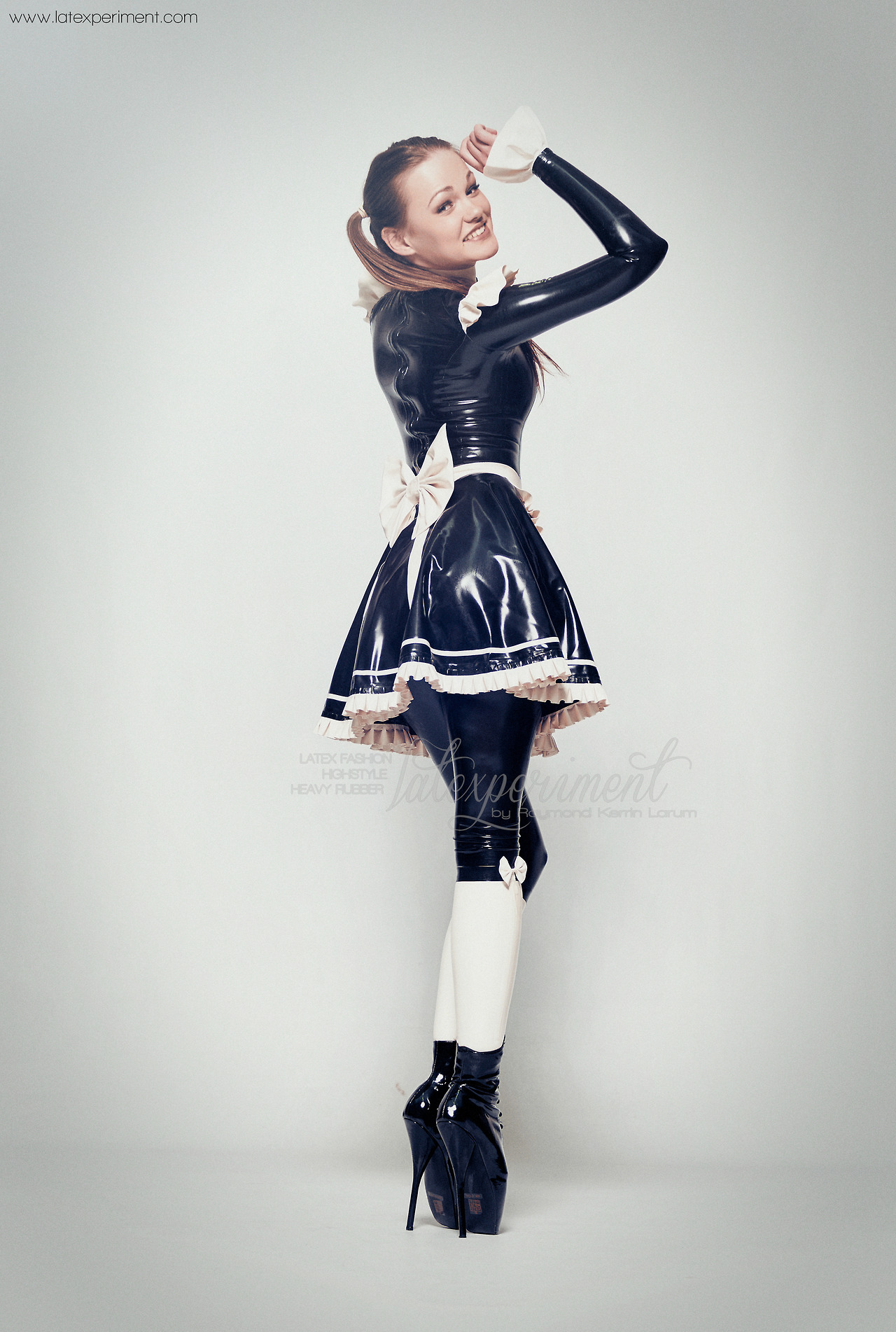 kinkygoethe:Alexandra Potter as sexy latex maid!