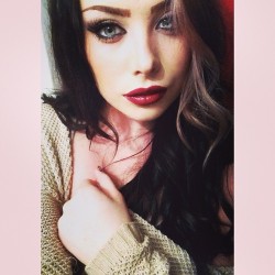 sammlett:  🍷💄 #redlips #potd #selfie