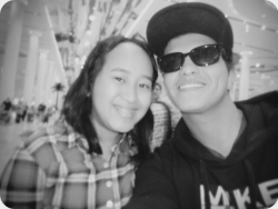 bruno-news:  Throwback - ariesya194: Nice to meet @BrunoMars at Dubai airport yesterday!!!!!!!! Xxxxxx 