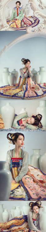 dressesofchina: A  hanfu cosplay of the famous Qing-dynasty porcelain vase 各种釉彩大瓶, currently on