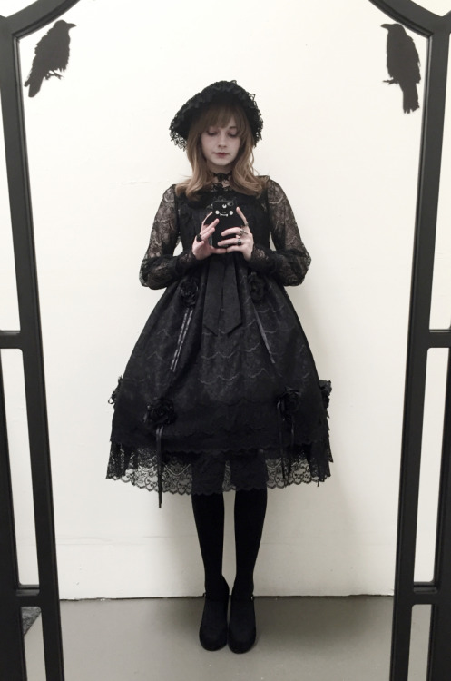 I haven’t worn gothic lolita in sooooo long!  I was starting to really miss it. 