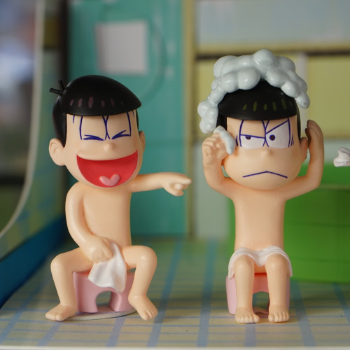 aitaikimochi: matsu-merch:  Osomatsu-san Bathhouse Figures! Hm, they aren’t washing each others’ bac