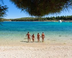 nudebeachvoyeurs:  Nude beach voyeur and