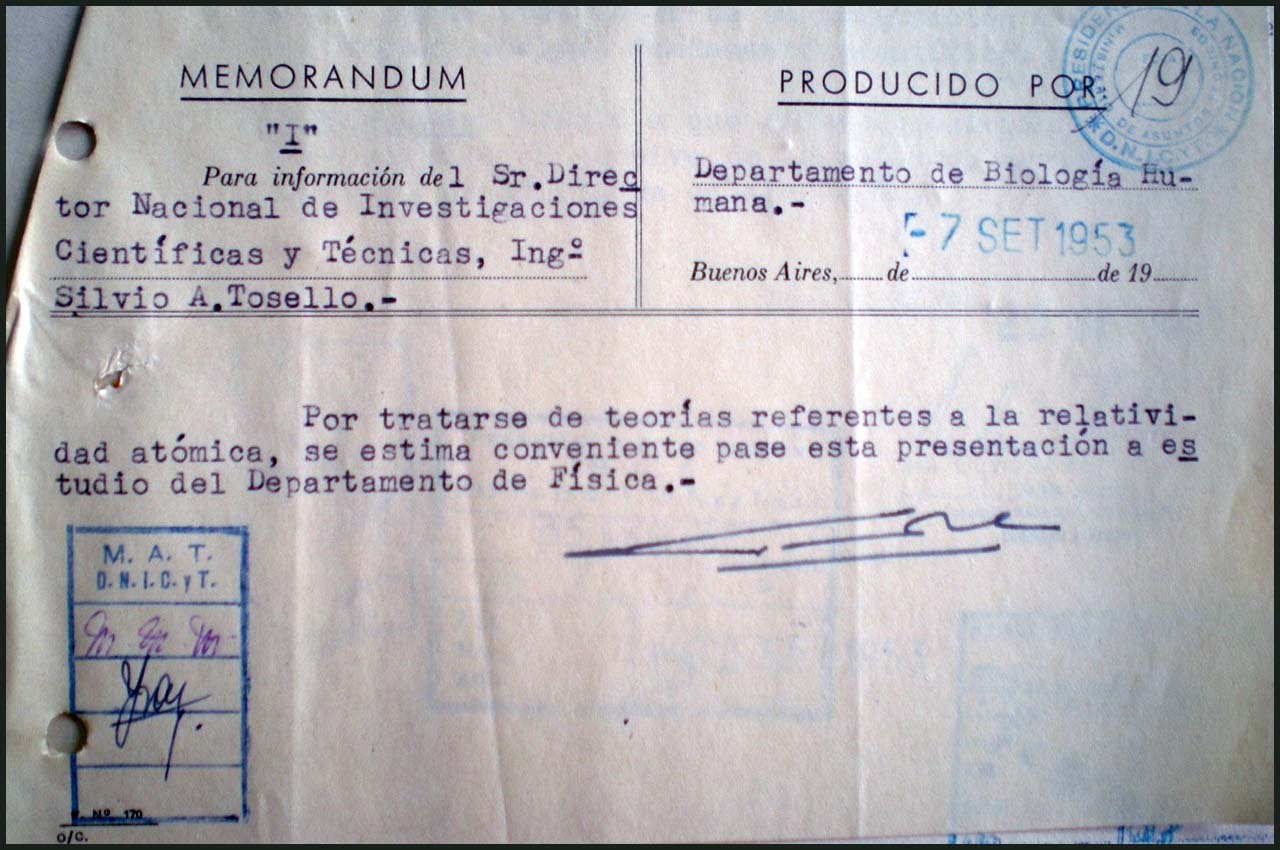 “Teoría Relatividad Atómica”  Se revisaron unas 500 cartas con propuestas que le gente le envió tras un pedido hecho en 1951 desde la Presidencia. Cohetes, ovnis y un tren bala, entre los inventos que le ofrecieron a Perón.
La correspondencia,...