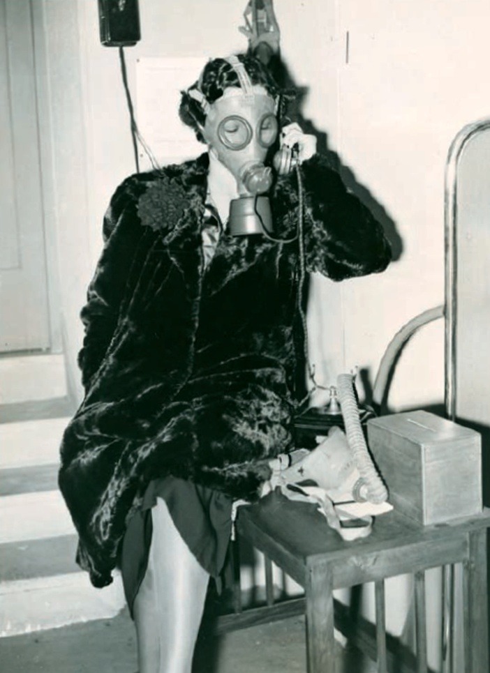 photos-de-france:  Téléphonite, Paris, 1937. Le masque à gaz se modernise. À