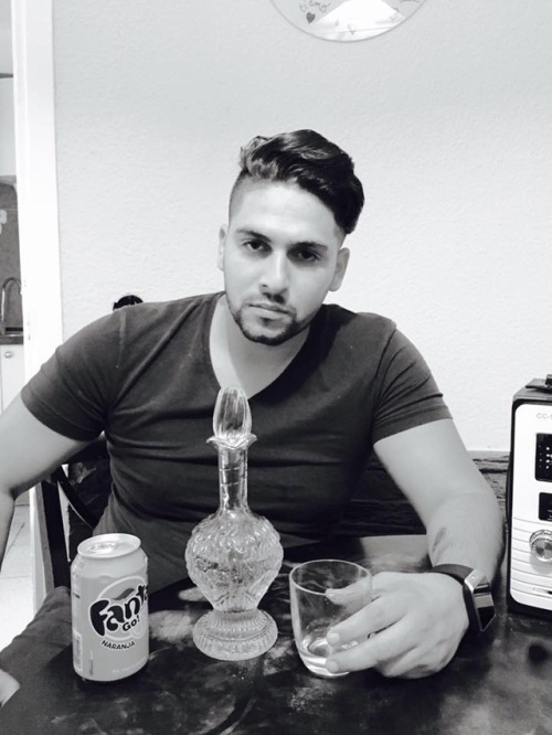 plumpinglovehandles: This gorgeous chub has REALLY let himself go. He must have doubled in size. Pro