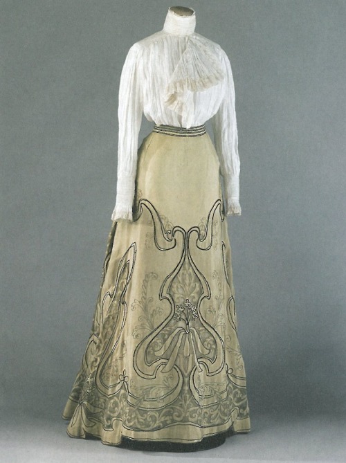 ephemeral-elegance:Art Nouveau Embroidered Skirt, ca. 1900-05Attributed to Callot Soeursvia Palais G