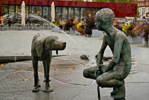 Friends. Freunde.Statues on the market square in Ribnitz-Dammgarten, Baltic Coast 2016.