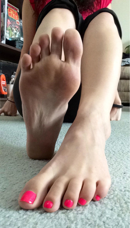 feetplease: Sexy amateur toes and sole