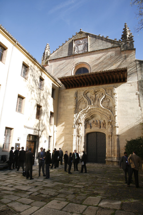 Aula Magna, IE University, Segovia, view of the main entrance, project and sculptures by Juan Guas.