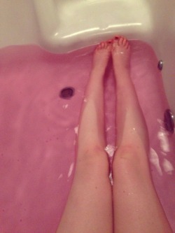 totallyfuckingfetch:Have some legs 🛀