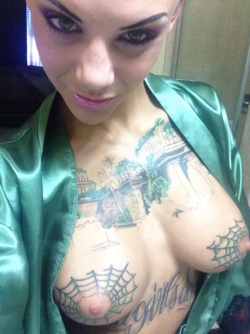 uneversawitcoming:  Spider titsView Post
