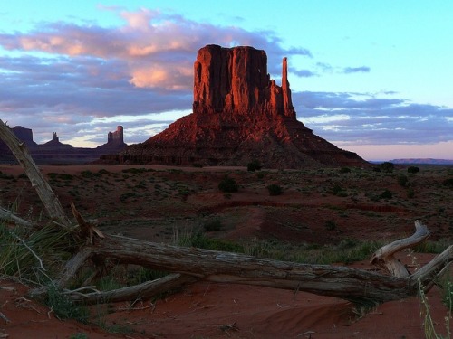 captainfromheretothere:The last light…Monument Valley, Utah.  Photo credit: Brigette Werner (Thanks 