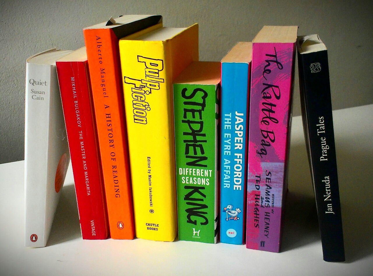 Book photo challenge
June #20
Colours: the rainbow