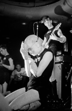 zombiesenelghetto-3:  DEVO: Mark Mothersbaugh, live at El Mocambo, photo by Patrick Cummins, October, 1978  via