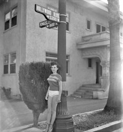 kdo:  Donna Mae ”Busty” Brown Loitering in Hollywood (c.1950’s) 