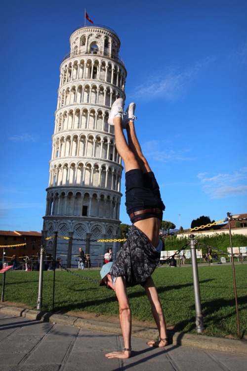 pointlessblogtv:Pisa handstand!