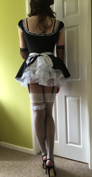 vanfair99: sissygurlholly: super awesome sissy maid!  i love the white stockings of the nets :) What