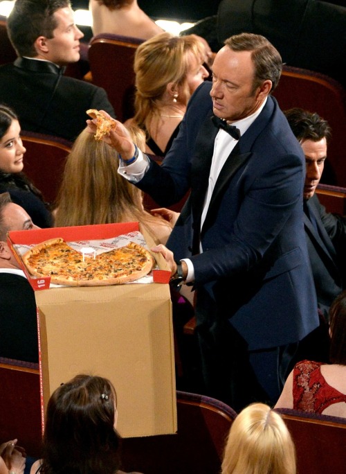 scream-of-butterfly:  dubstepsherlock:  teddadarling:   Oscars 2014 pizza moments!  this whole post is gold  Oscars 2014 - making actors look even more like regular human beings since, well, 2014.  Ellen the queen! 