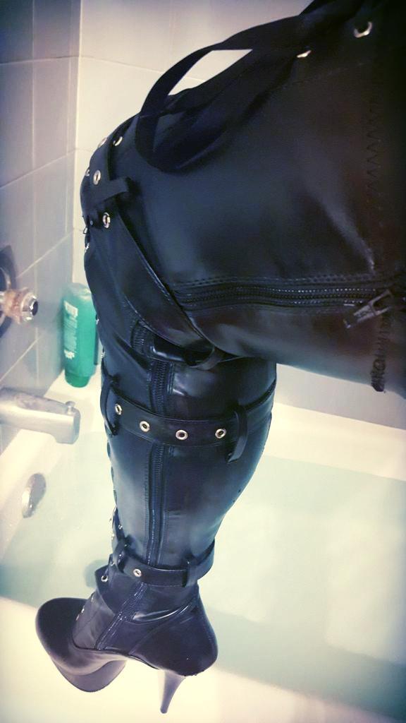 ta6769:  Oh, hi. I took some pictures while I was wearing one of my cinchers, a new